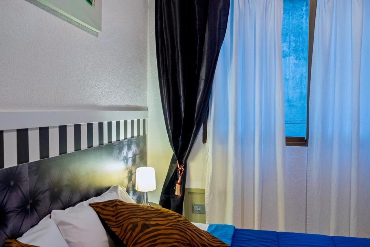 Bed and Breakfast La Reina De Gran Via - Parking Tph Madryt Zewnętrze zdjęcie